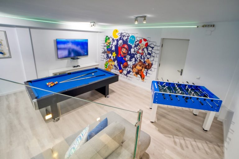 Modern 4 Bedroom Townhouse with Games Room