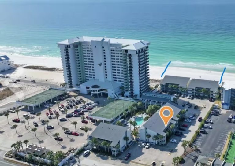 Poolside Condo (3 bedrooms / 2 bathrooms)