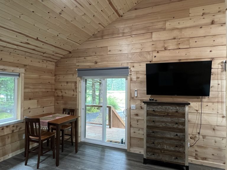 Den Cottage Dining Area