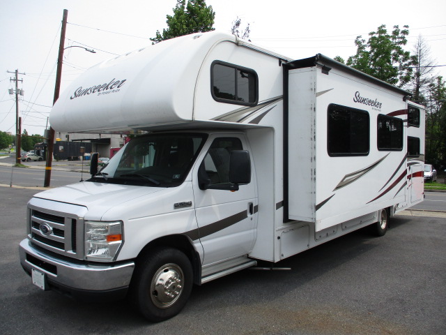 31′ Forest River Sunseeker model 3100SS (4 rear bunks)
