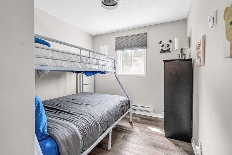 entrance of bedroom with 1 bunk bed