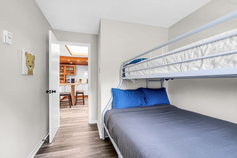 bedroom with 1 bunk bed