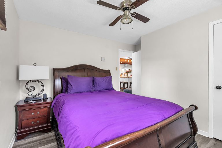 bedroom with 1 queen bed