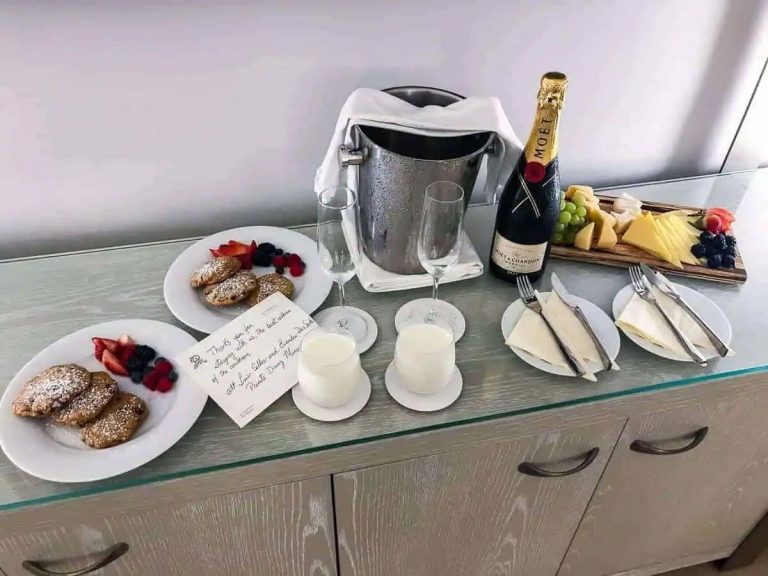 Top 30+ Welcome Gift Ideas to Surprise Hotel Guests - BNBForms