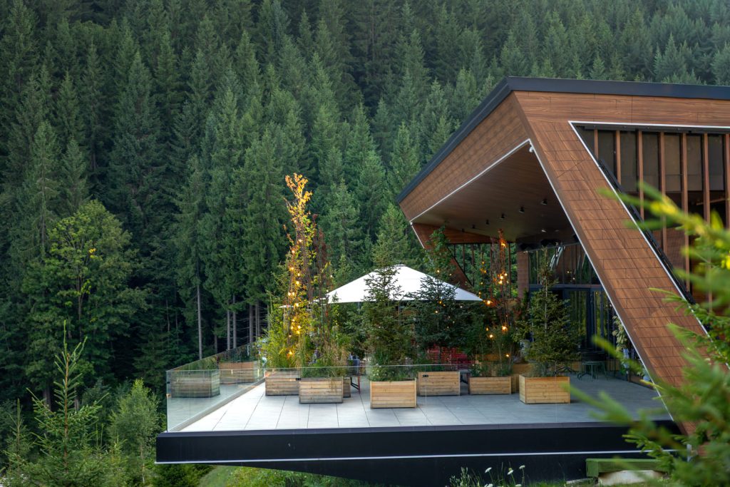 Illustration showing a property exterior as one of the tips for Airbnb photos.